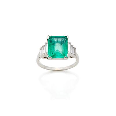 Anello in platino con smeraldo ottagonale e diamanti taglio baguette