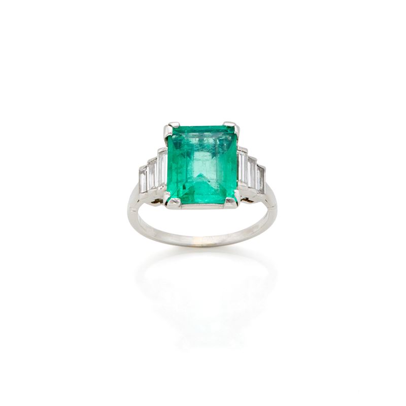 Anello in platino con smeraldo ottagonale e diamanti taglio baguette