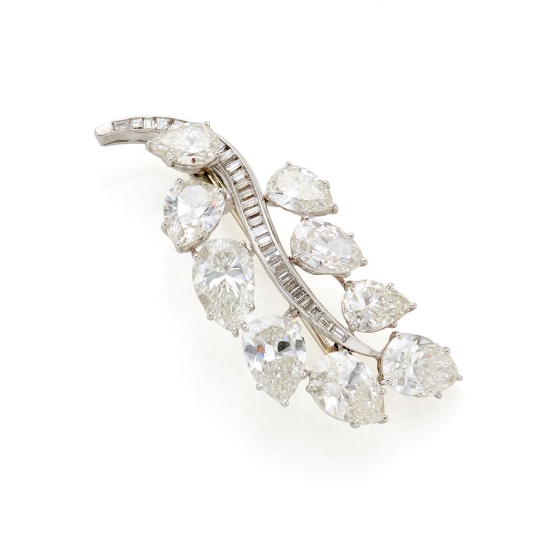 Spilla in platino, design a ramo fogliato con diamanti a goccia e baguette