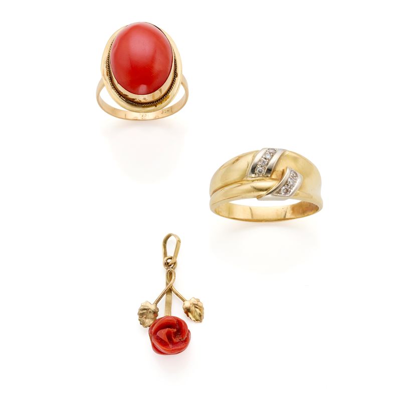 Due anelli e un pendente in oro