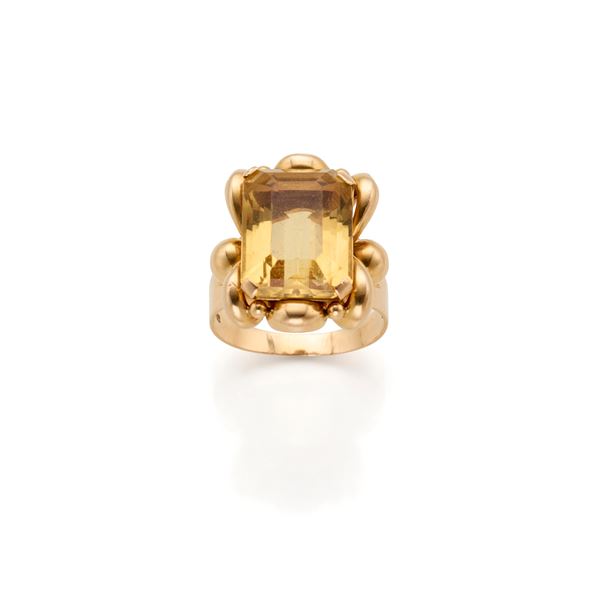 Gold ring with quartz