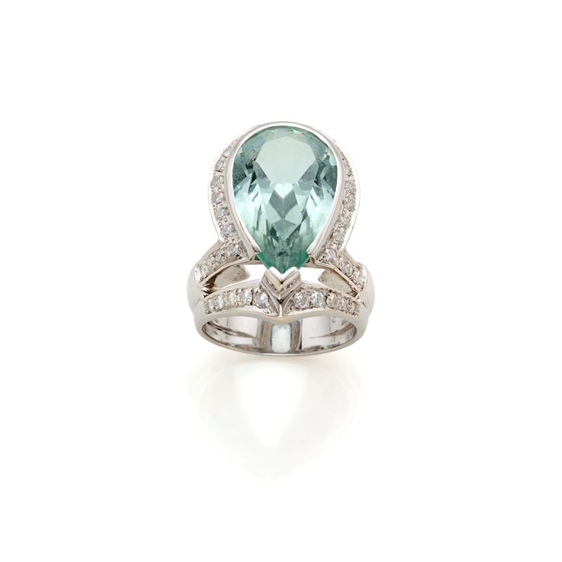 Anello in oro con diamanti e acquamarina