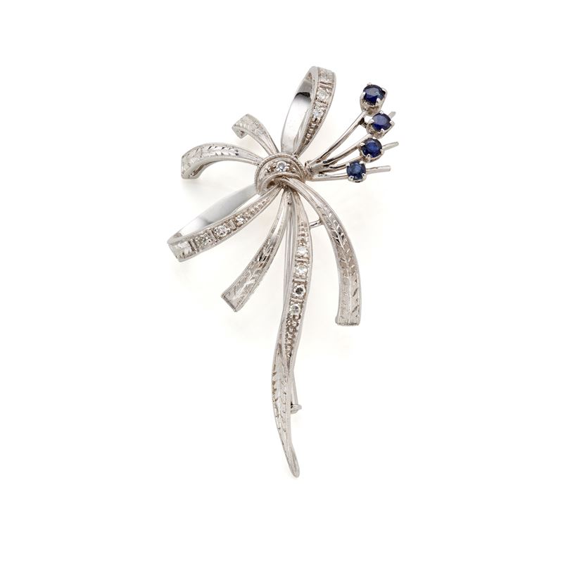 Spilla in oro con diamanti e zaffiri