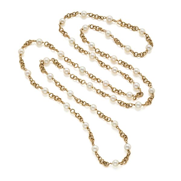Gold necklace with pearls