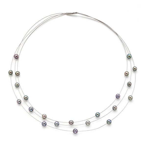 Gold necklace with pearls