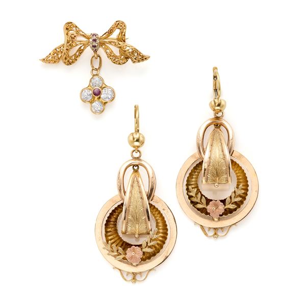 Gold lot consisting of earrings, brooch and pendant
