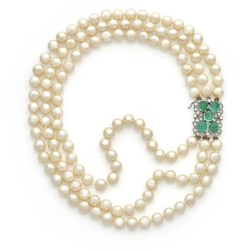 Collier tre fili di perle coltivate, chiusura smeraldo cabochon