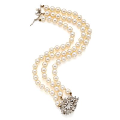 Bracciale a Tre Fili di Perle con Chiusura in Oro e Diamanti