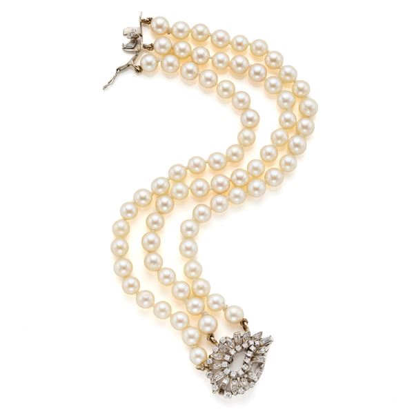 Three-strand pearls bracelet with gold and diamonds clasp
