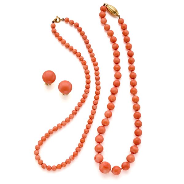 Gold lot consisting of two necklaces and a pair of earrings with coral boules
