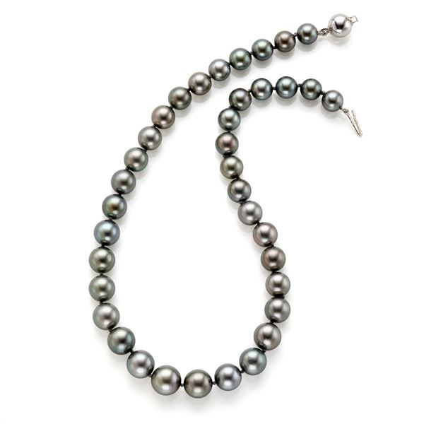 Grey pearl necklace with gold clasp