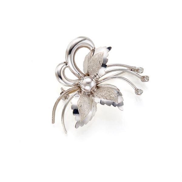 Gold flower brooch with colourless gemstones