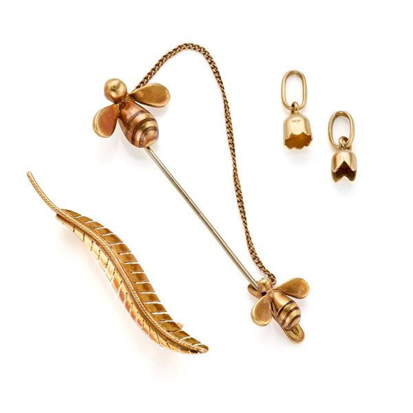 Gold lot consisting of two brooches and two pendants