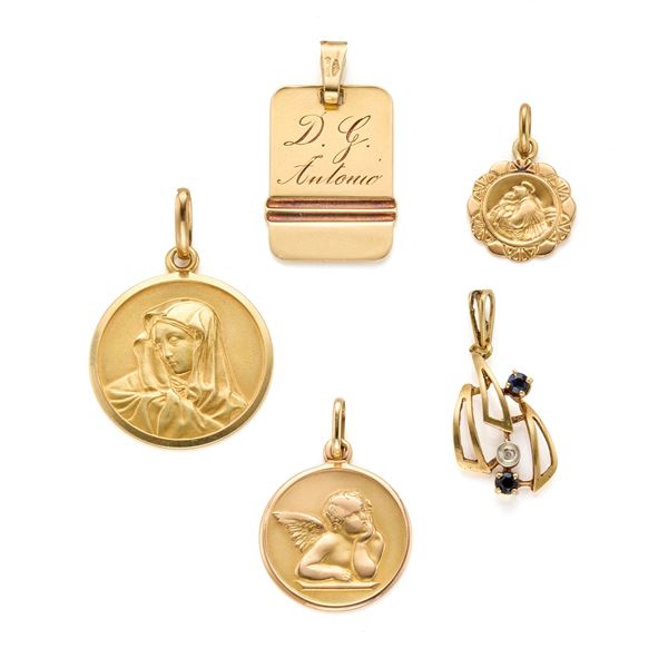 Gold lot consisting of five pendants