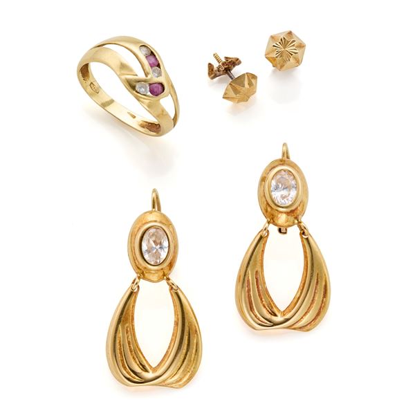 Gold lot consisting of two pairs of earrings and a ring