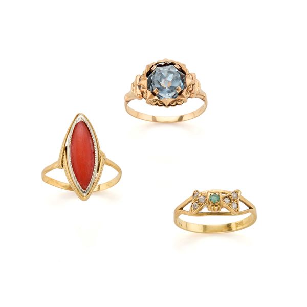  Gold lot consisting of three rings with gemstones