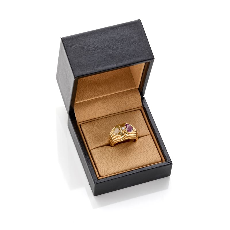 Bulgari, Anello in oro giallo 18 Kt con diamante e corindoni a cuore