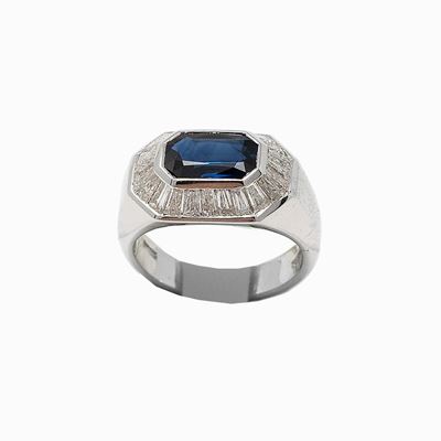 Anello con Zaffiro Taglio Smeraldo