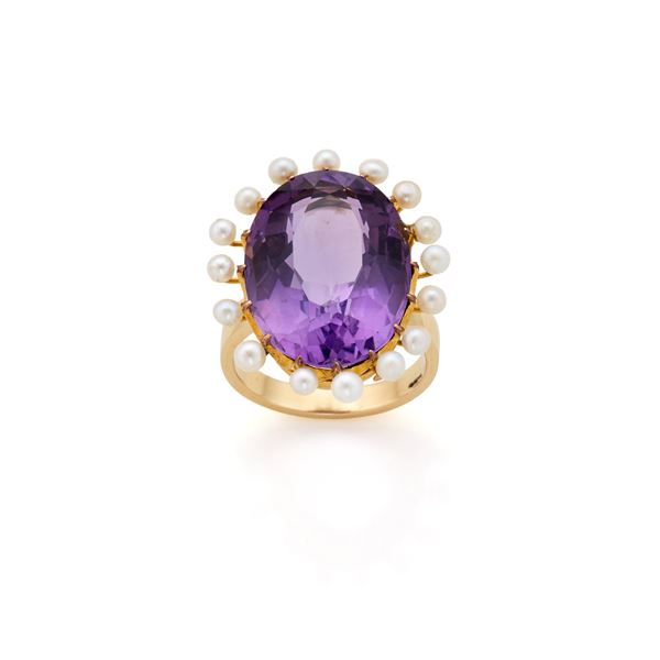 Gold ring with amethyst and pearls