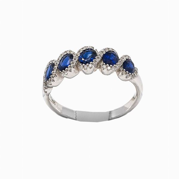 Anello oro bianco con zaffiri e diamanti