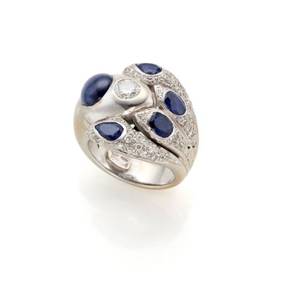 Anello in oro bianco 18 Kt con diamanti rotondi e zaffiri