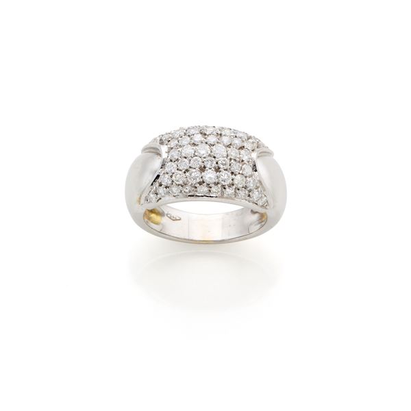 Gold ring with diamonds