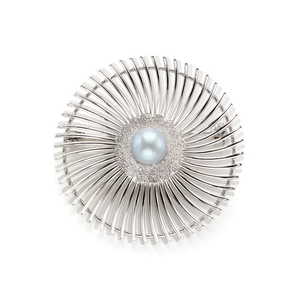 Gold brooch with pearl