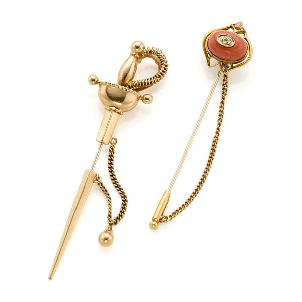 Lot of two gold brooch pins