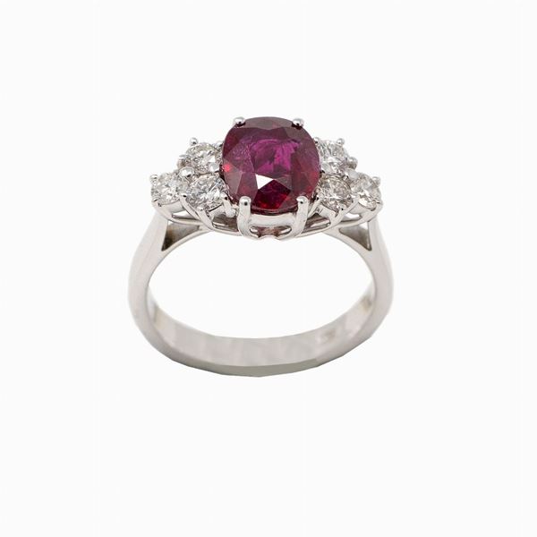 Anello oro bianco con rubino centrale e diamanti 