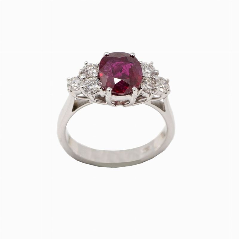 Anello Oro Bianco con Rubino Centrale e Diamanti
