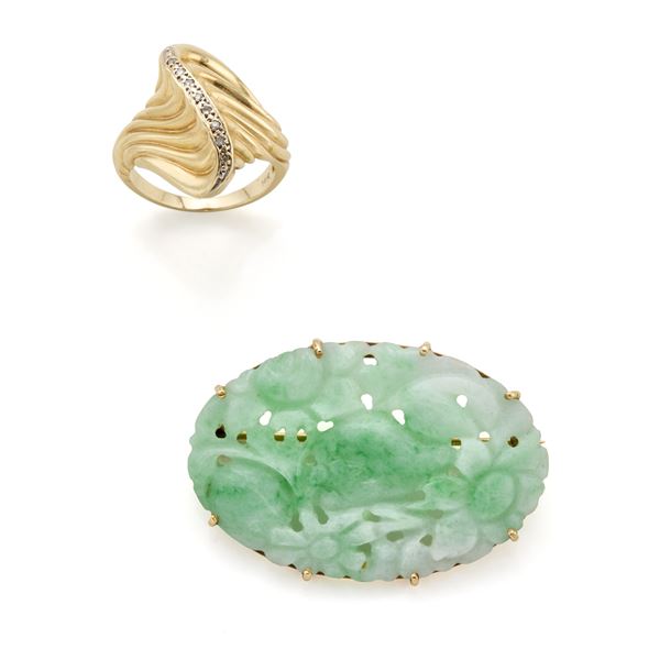 Lot consisting of a gold ring and a brooch with jadeite