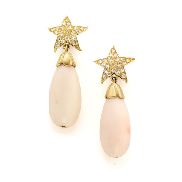 Drop gold and diamonds earrings with coral