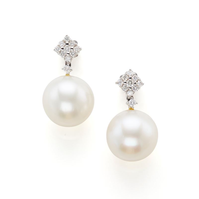 Orecchini in oro bianco 18 Kt con perle coltivate bianche e diamanti
