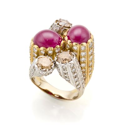 Anello in oro giallo e bianco 18 Kt con rubini cabochon e diamanti fancy colour