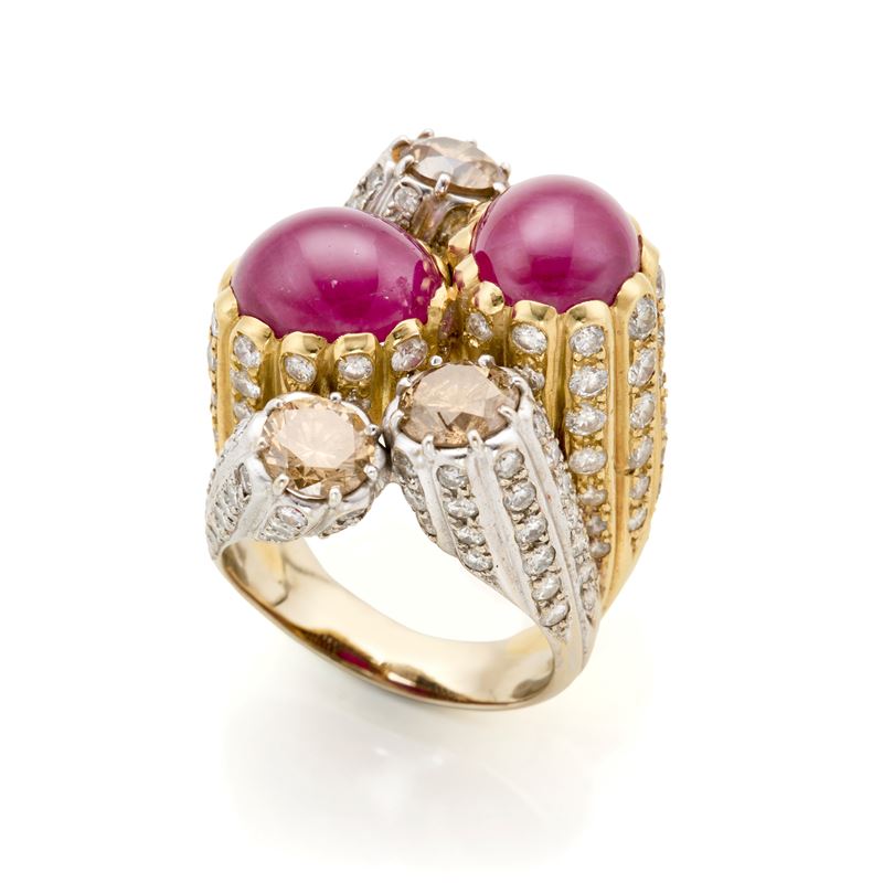 Anello in oro giallo e bianco 18 Kt con rubini cabochon e diamanti fancy colour