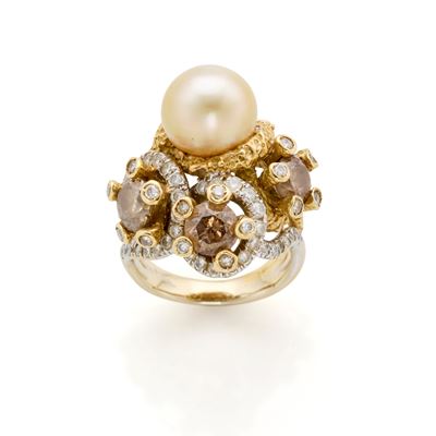 Anello in oro giallo e bianco 18 Kt con perla coltivata e diamanti fancy color