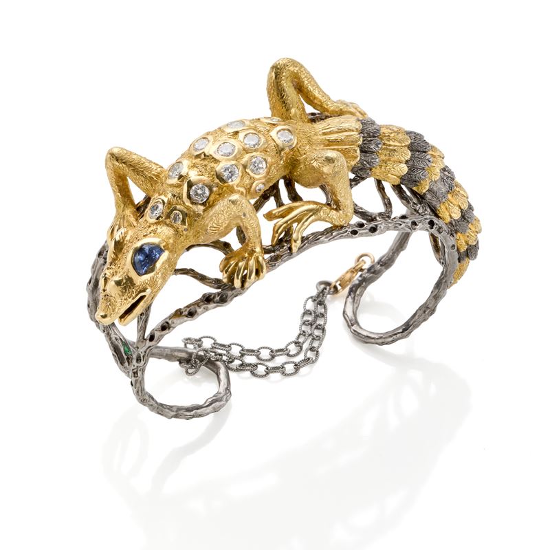Bracciale in oro giallo e brunito 18K, decorato con diamanti rotondi da circa 1,50 ct