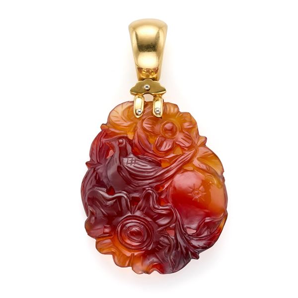 Gold and carnelian pendant