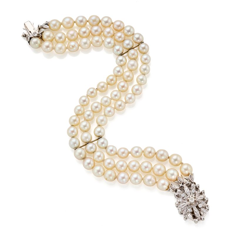Bracciale a tre fili di perle con chiusura in oro e diamanti