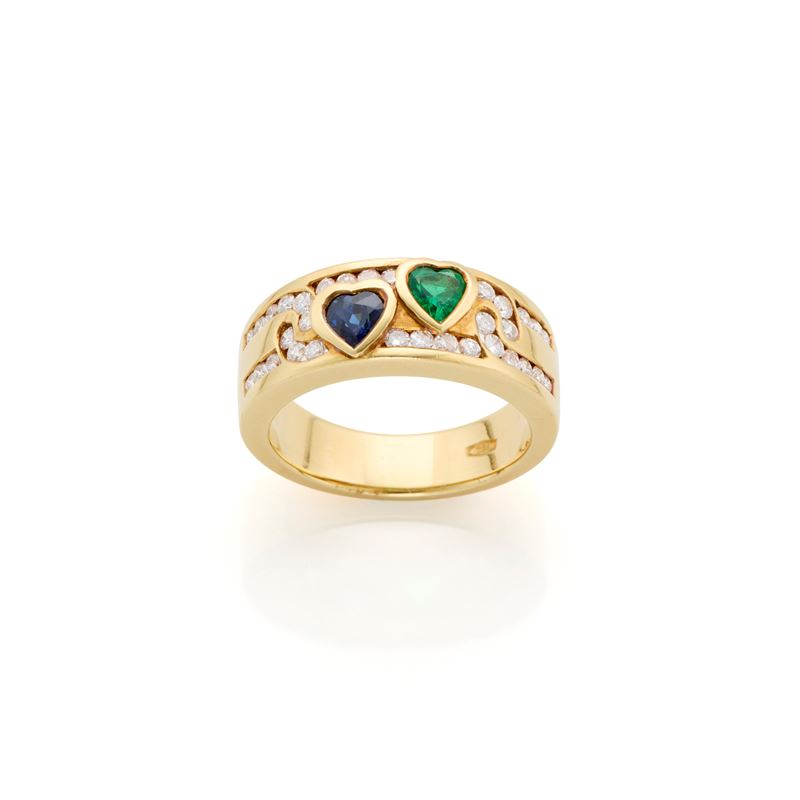 Anello in oro giallo 18 Kt con zaffiro e smeraldo, diamanti rotondi