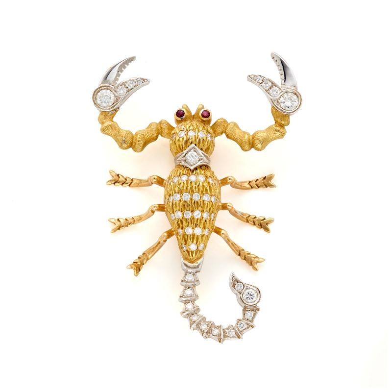 Missiaglia, Spilla in oro giallo e bianco 18 Kt a forma di scorpione con diamanti e rubini