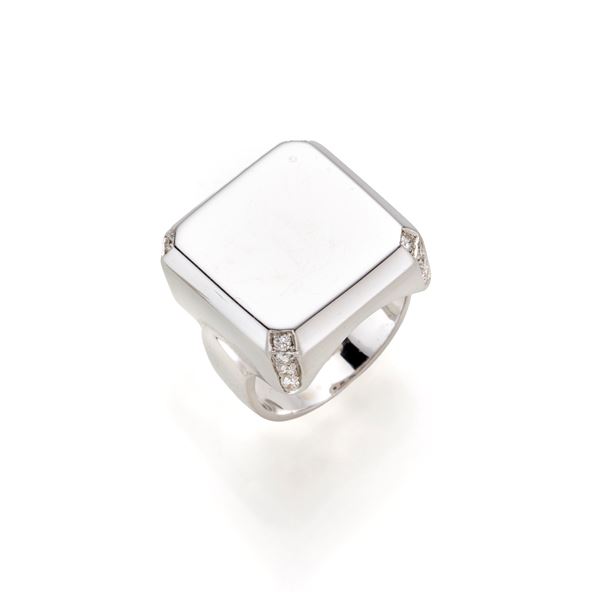 Gold ring with diamonds