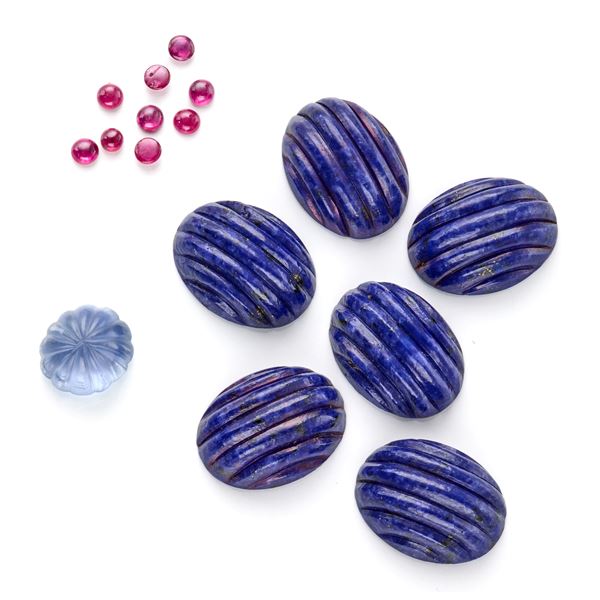 Lot of carved lapis lazuli and sapphire and rubies 