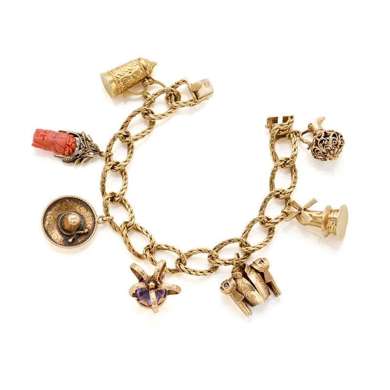Bracciale in oro giallo 18 Kt con charms in oro 18 Kt, 14 Kt e argento dorato