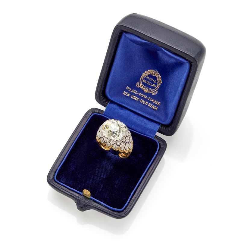 Buccellati, Anello in oro giallo e bianco con diamante a cuscino di circa 10 ct