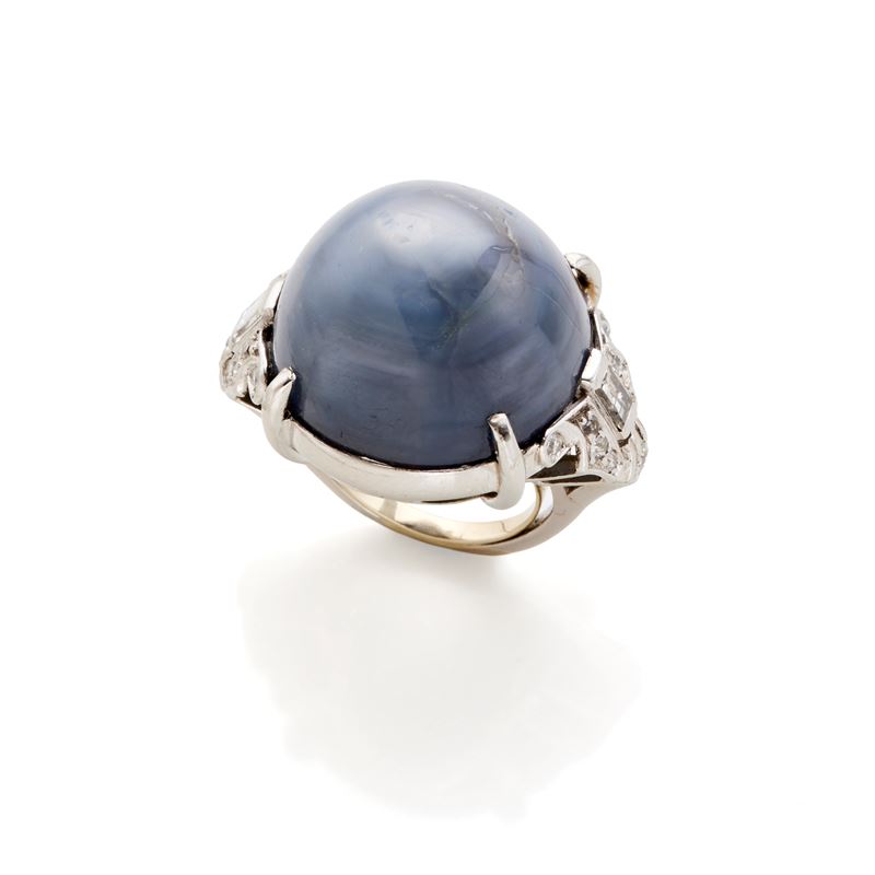 Anello in oro bianco 18 Kt con zaffiro stellato rotondo cabochon di circa 71,50 ct e diamanti bag...