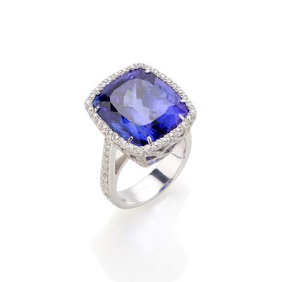 Anello in oro bianco 18 Kt con tanzanite a cuscino di 21,40 ct e diamanti