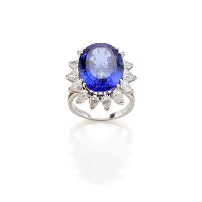Anello in oro bianco 18 Kt con tanzanite ovale di circa 12 ct e diamanti a goccia totali circa 1,...