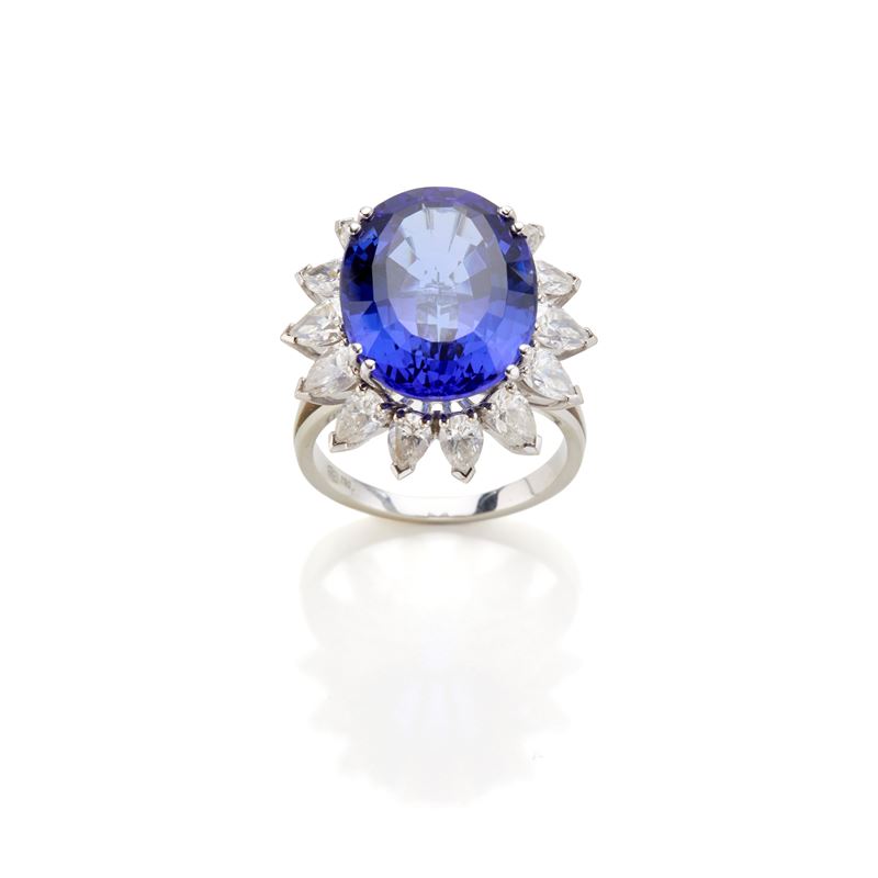 Anello in oro bianco 18 Kt con tanzanite ovale di circa 12 ct e diamanti a goccia totali circa 1,...