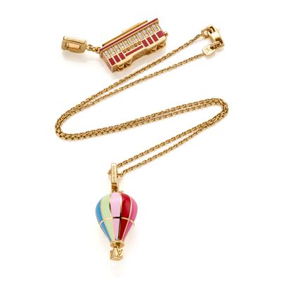 Louis Vuitton, Catena in oro giallo 18 Kt con due pendenti smaltati a forma di mongolfiera e tram...